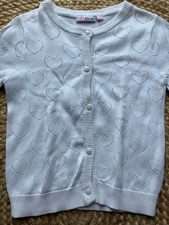 Gilet blanc à motifs cœurs Lili Marelle 5 ans. Porté mais en bon état - photo numéro 2
