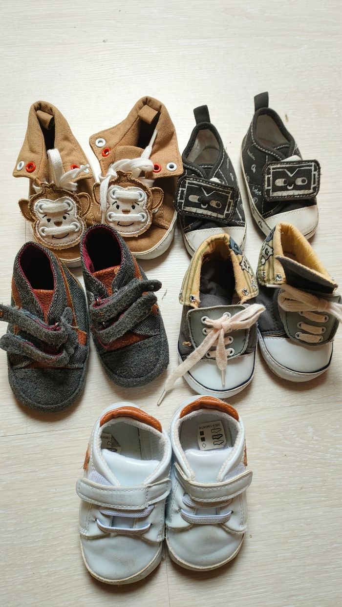 Lot cinq paires chaussures bébé