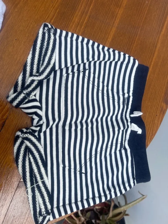 3 shorts et un tee shirt Disney 9 mois - photo numéro 6
