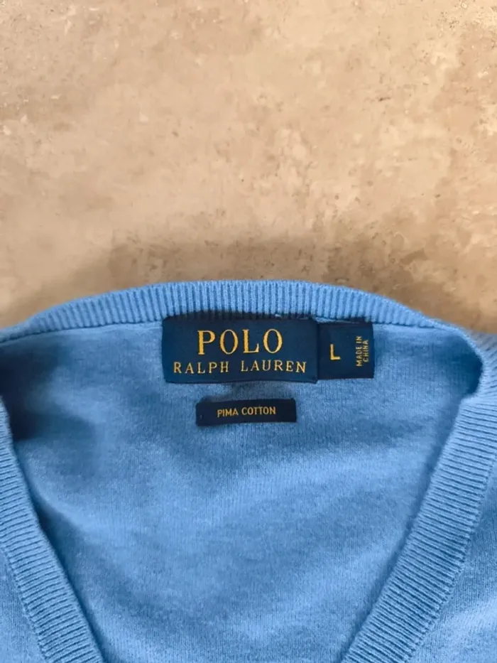 Magnifique pull col V bleu logo jaune Polo Ralph Lauren homme L une petite tâche devant - photo numéro 6