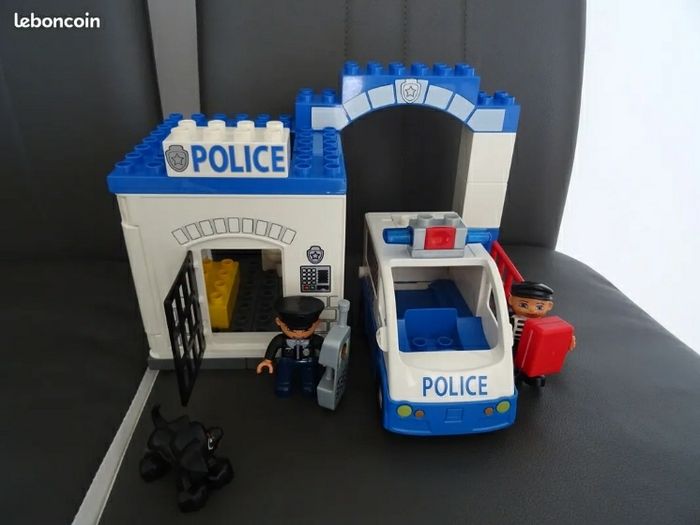 Lego Duplo n° 5602
Le poste de police