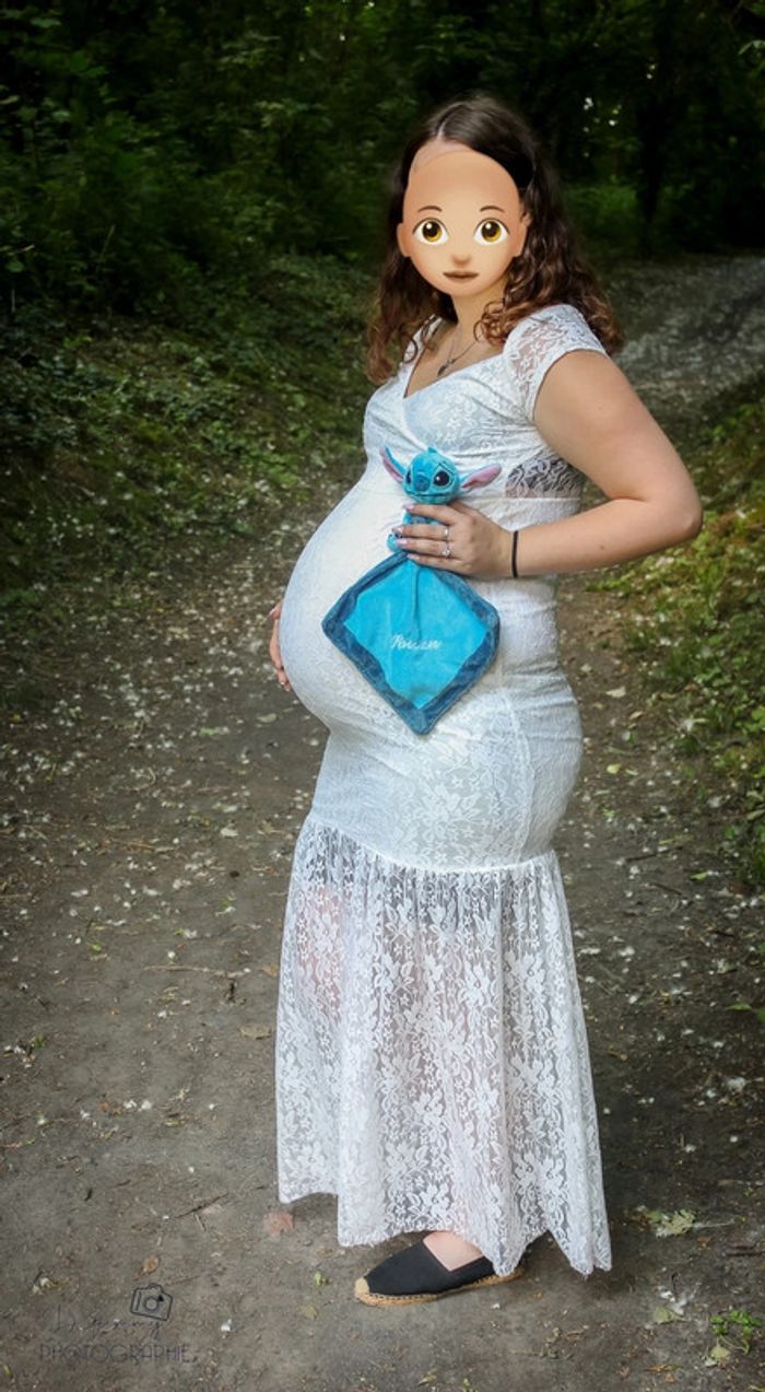 Robe blanche à dentelle grossesses