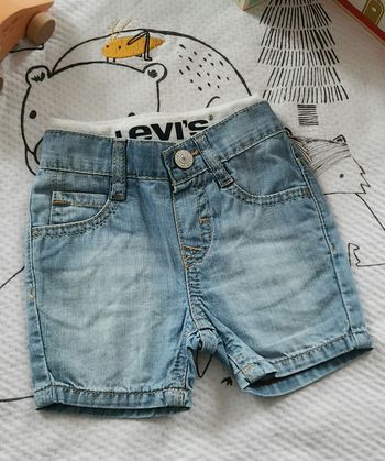Short Levi's 