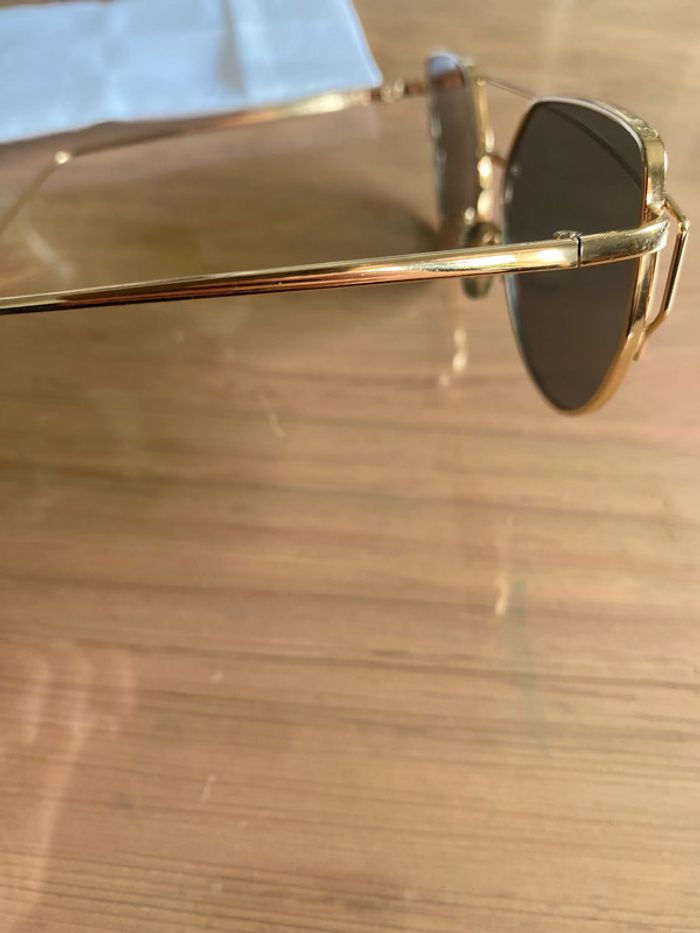 Lunettes de soleil avec verres violets et monture métal doré - photo numéro 10