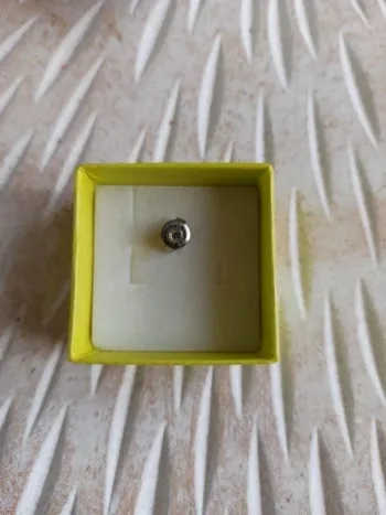 Boucle d'oreille seule