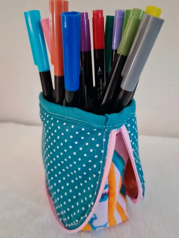 Trousse verticale transformable en pot à crayons