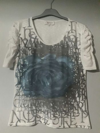 Tee-shirt Armand-Thiery. Taille 4. Neuf sans étiquette.