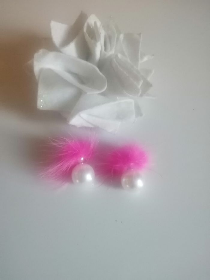 🌸Boucles d'oreilles puces perle blanche plume  fushia "Boutique Parisienne" Idéal pour les fêtes "🎄
