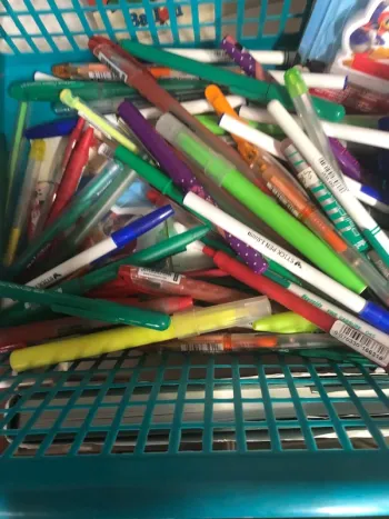 Lot de crayons et stylos