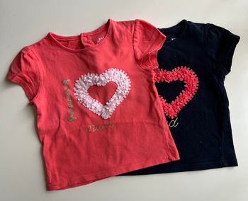 Lot de 2 Tee shirts Mum, Dad avec coeurs taille 2 ans