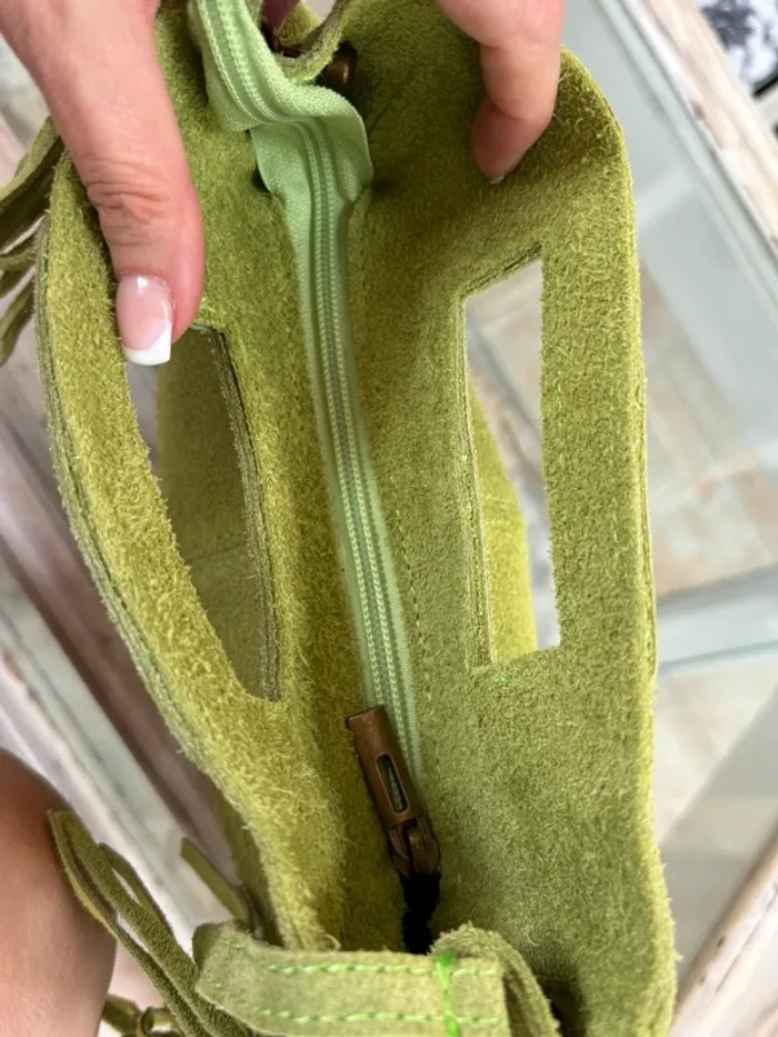 Sac bohème vert cuir avec franges et bandoulière - photo numéro 7