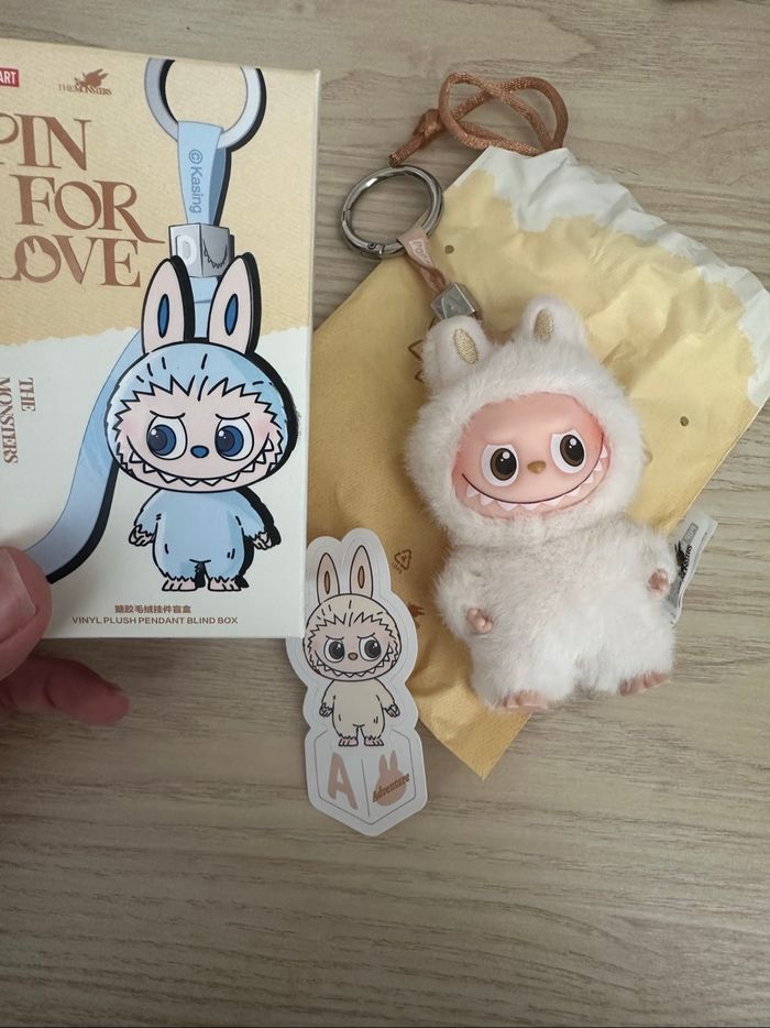 Pin for love A labubu The Monsters Popmart authentique