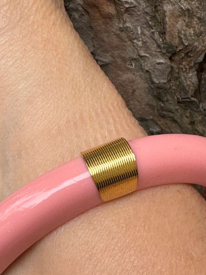 Jonc mile Mila 6,5 cl de diamètre résine rose et acier inoxydable or - photo numéro 5