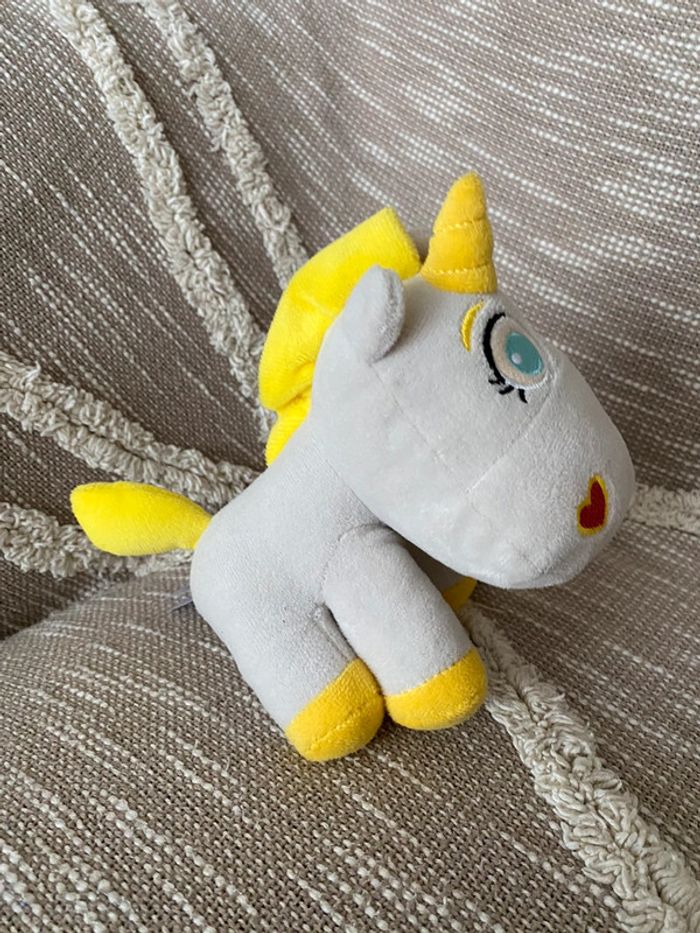 Peluche doudou 17cm Disney pixar licorne buttercup toy story gris et jaune neuve avec étiquette - photo numéro 2