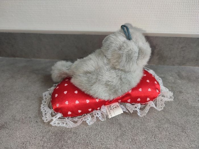 Peluche chat sur coussin - photo numéro 3