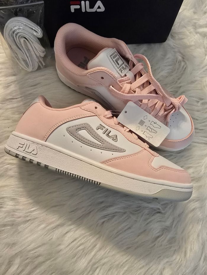 NEUVES (non portées) 💜💜😍😍 superbes baskets fila pointure 36 fille 💜💜😍😍 - photo numéro 3
