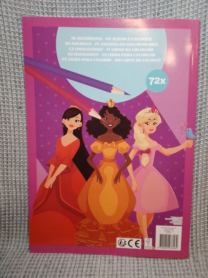 Coloriage 72 pages "Princesse" (1) - photo numéro 11