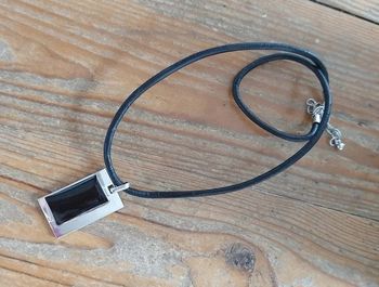 Collier pendentif métal noir