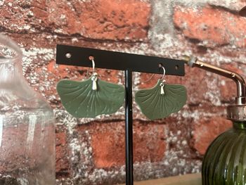 Boucles d’oreille en cuir  feuille gingko 