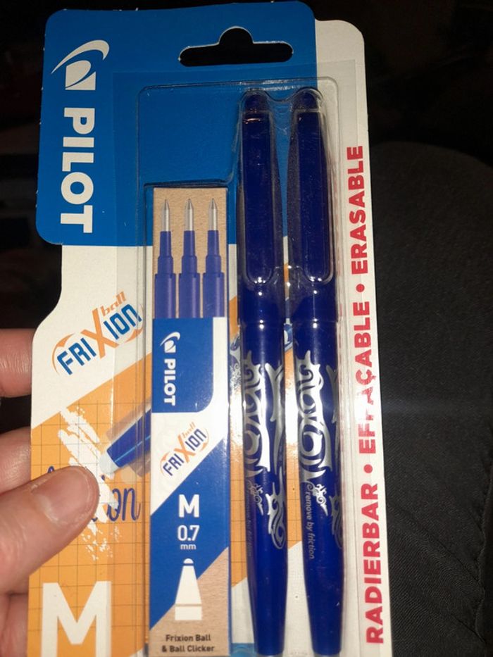 2 stylos gel et 3 recharges pilot frixion M - photo numéro 2
