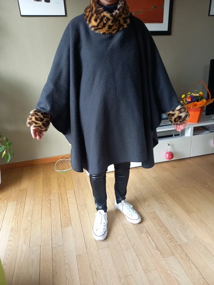 Poncho avec ouvertures pour les mains