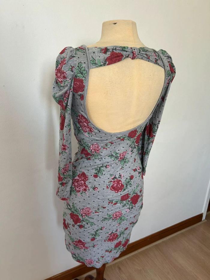 Robe mi-longue moulante dos nu motifs fleurs roses et petits pois