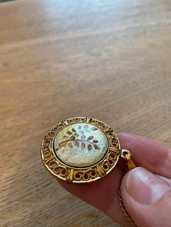 Collier médaillon en laiton ouvragé émail nacré - photo numéro 9