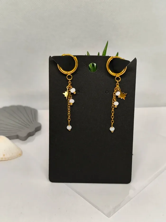 Boucles d'oreilles dorées étoile polaire et perles blanches - photo numéro 4