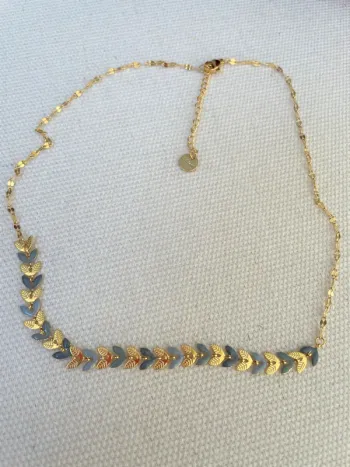 Collier délicat petites feuilles bleues/gris et dorées acier inoxydable
