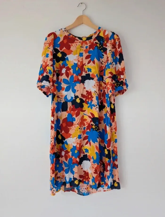 Robe d'été colorée 
imprimé à fleurs rouges bleues 
look rétro chic 
coupe droite Taille 38 - photo numéro 5