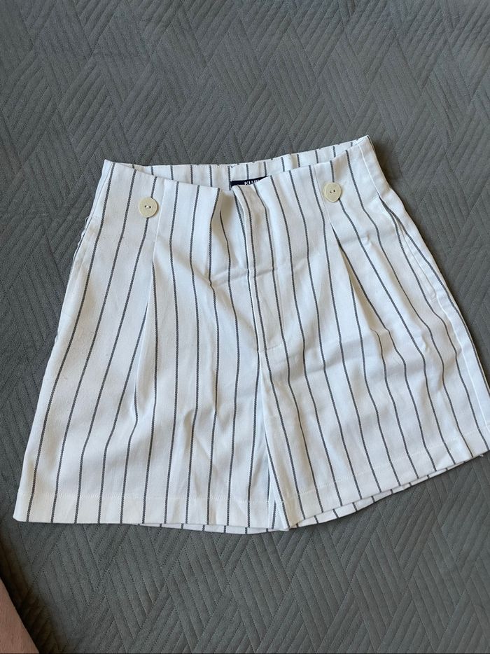 Short classe Kiabi taille 34 noir et blanc avec 2 poches à l’avant