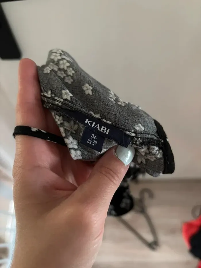 Robe noire fleurie blanche Kiabi t.36 tbe - photo numéro 2