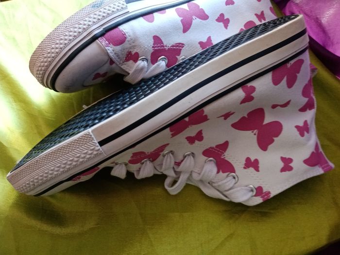 🖤 BASKETS BLANCHE MOTIFS PAPILLON 🦋 ROSE. POINTURE38. BPC. - photo numéro 2