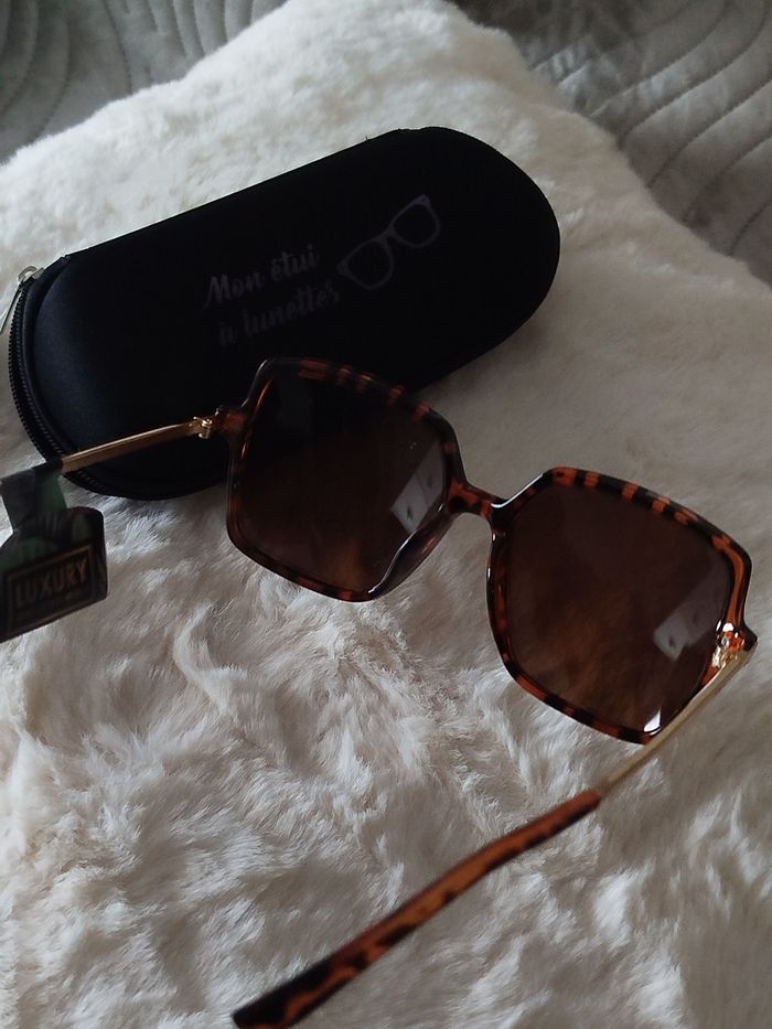 Lunette de soleil LUXURY & Boite Pop shop neuves - photo numéro 2