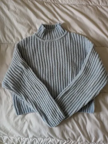 Pull court doux bleu clair très bon état M 38 H&M