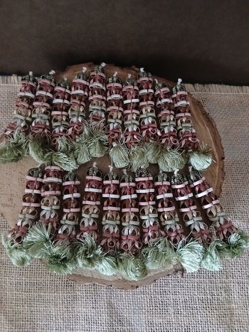 Lot de 20 pompons long guipure vert et rouge