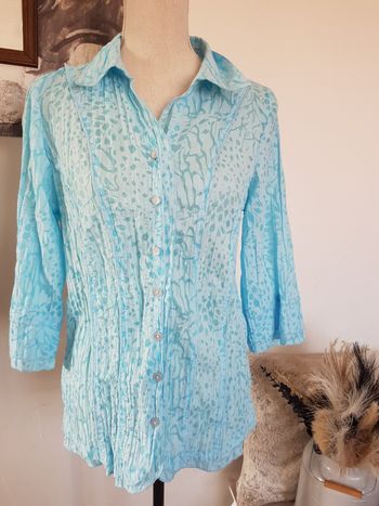 Chemise bleue, manches mi-longues. Afibel. Taille 42, 46cm aux aisselles.