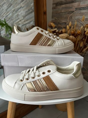 Baskets crèmes et dorées