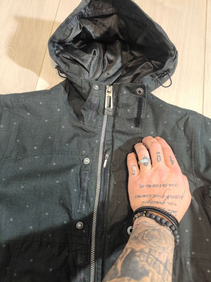 Veste the North face a capuche, taille M, noir a pois blanc, très bon état, - photo numéro 9