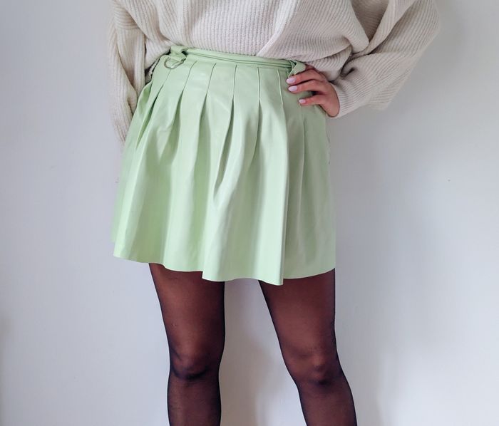 Jupe patineuse simili cuir vert clair originale tendance hiver Marque Bershka Taille 38 M
Très bon état - photo numéro 4