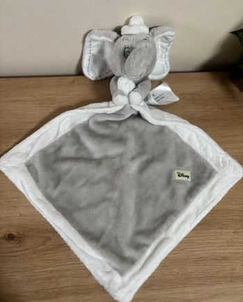 Doudou Dumbo mouchoir gris contour blanc yeux bleus Disney simba toys