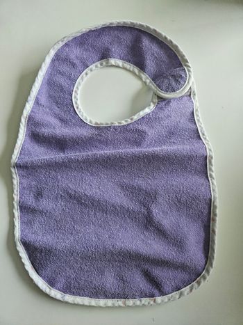 Bavoir éponge violet – fermeture scratch