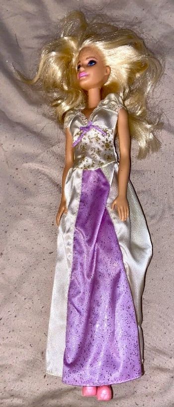 Belle Barbie avec robe violette