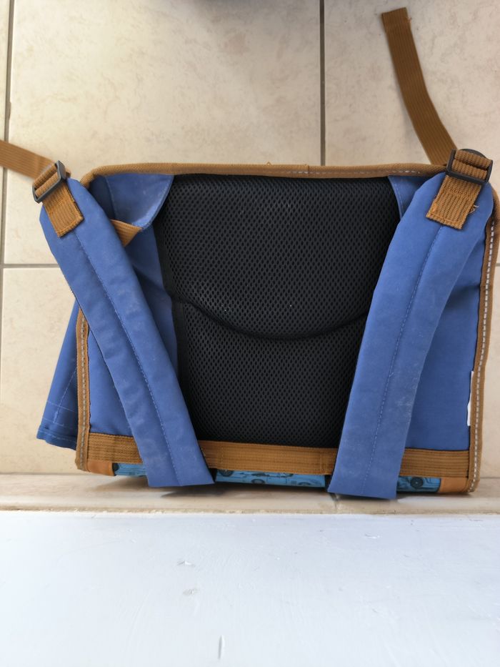 Cartable bleu jamais utilisé - photo numéro 3