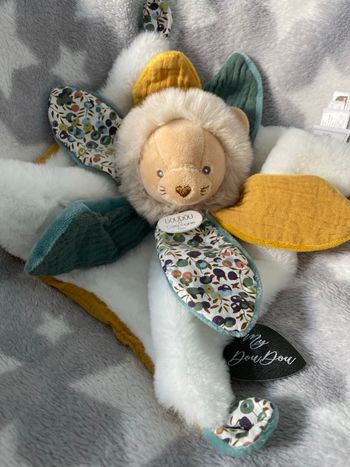Doudou lion plat pétales doudou et compagnie 