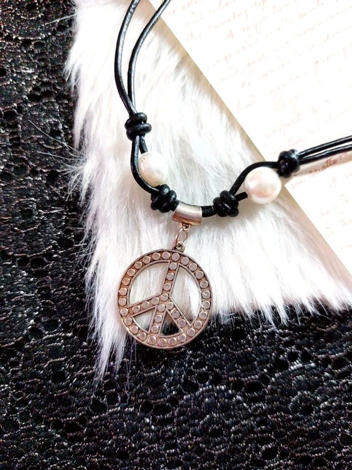 Magnifique collier neuf en cordelette noir et pendentif peace - photo numéro 5