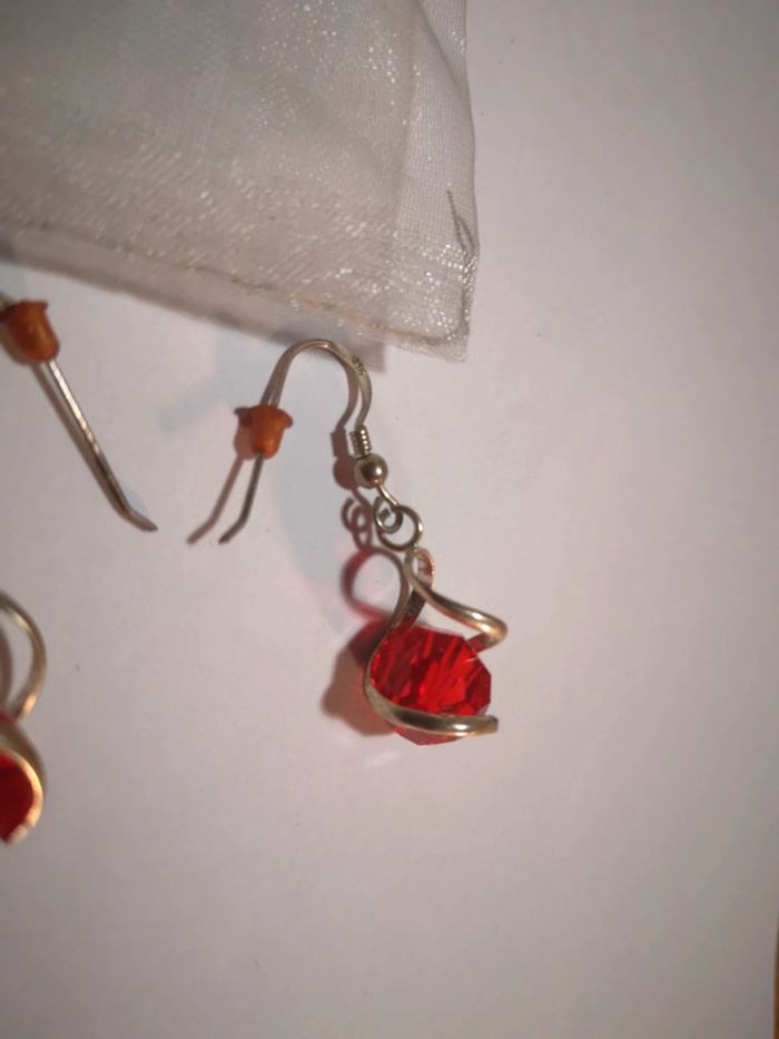 Paire de boucles d'oreilles rouge - photo numéro 3