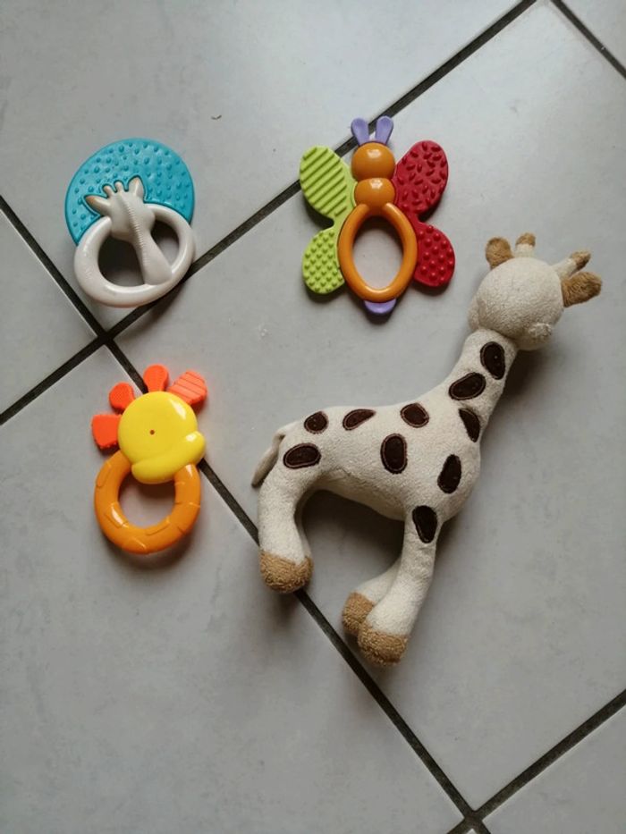 Lot de jouets Sophie la girafe hochet peluche et un Hochet musical et de dentition papillon - photo numéro 2