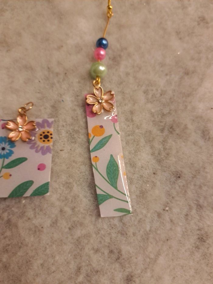 Boucles d'oreilles pendante avec pendentif multicolore en résine - photo numéro 5