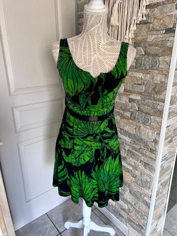 Très belle robe de marque Desigual en taille M coloris noir et vert